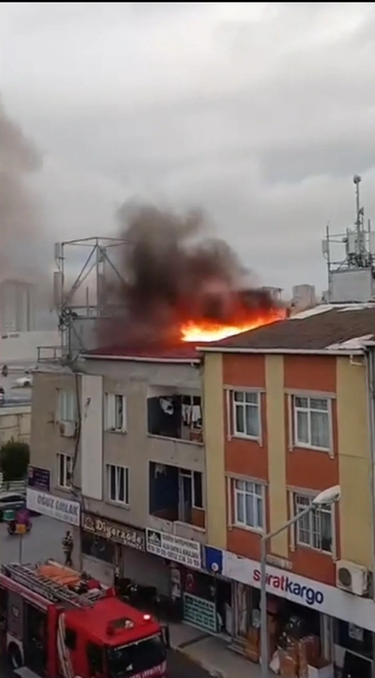 Küçükçekmece'de çatıda çıkan yangın itfaiye ekiplerinin müdahalesiyle söndürüldü