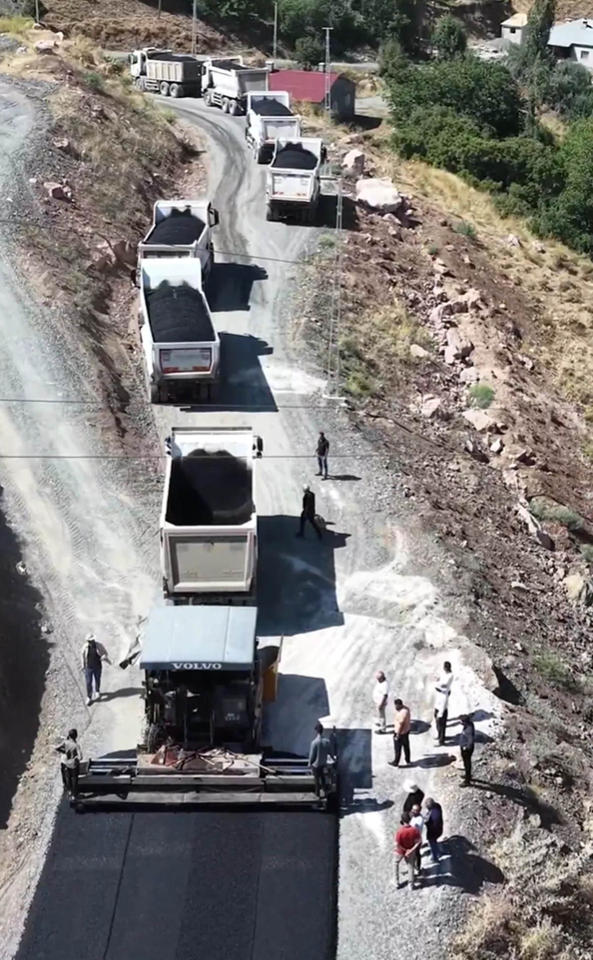 Hakkâri İl Özel İdaresi Yüksekova'da 14,5 kilometrelik asfalt çalışmasını tamamladı