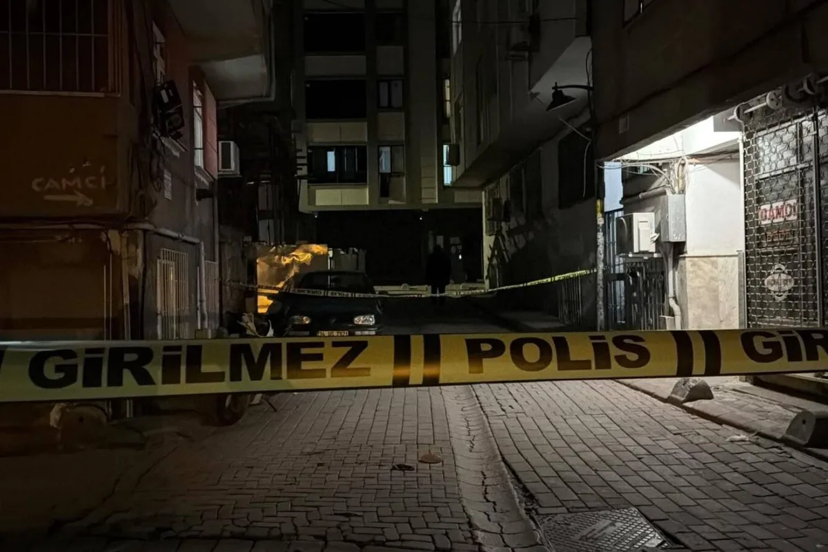 Zeytinburnu’nda iki grup arasında silahlı kavga! Mermi evin camını kırarak içeri girdi