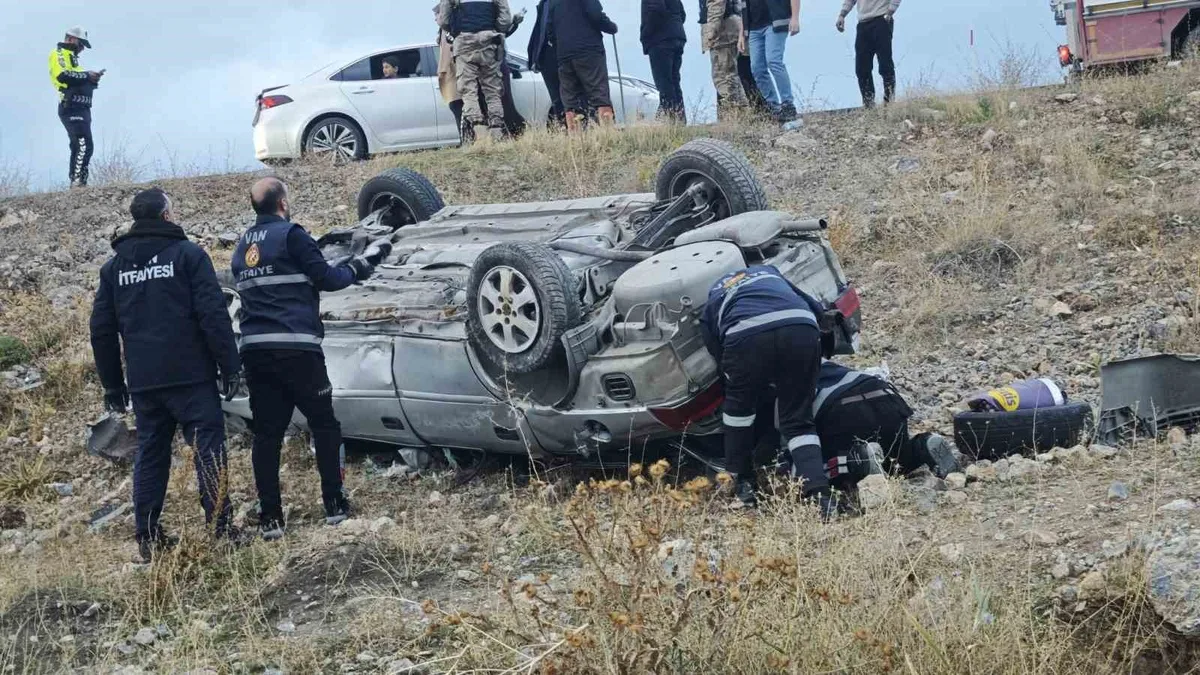 Van-Erciş kara yolunda kontrolden çıkan otomobil takla attı, 2 kişi yaralandı
