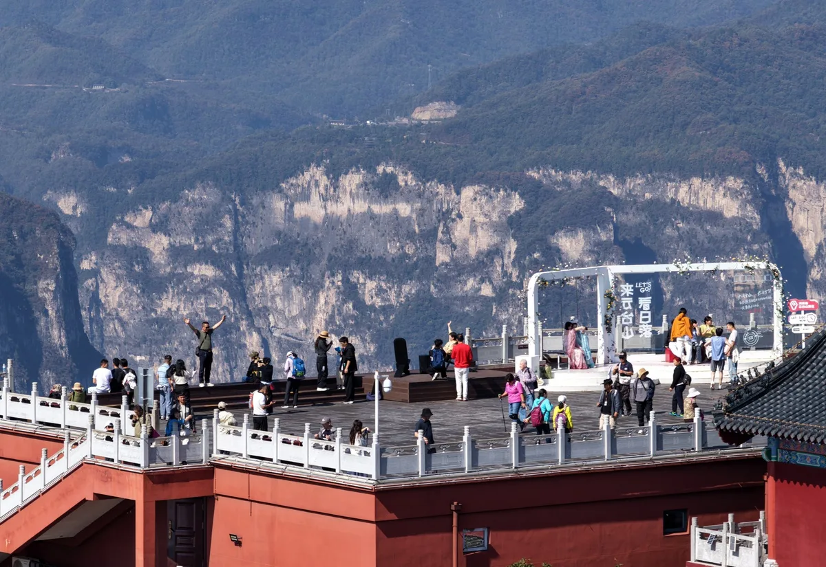 Albüm: Çin'deki Yuntai Dağı tabloları aratmayan manzaralarıyla turistleri ağırlıyor