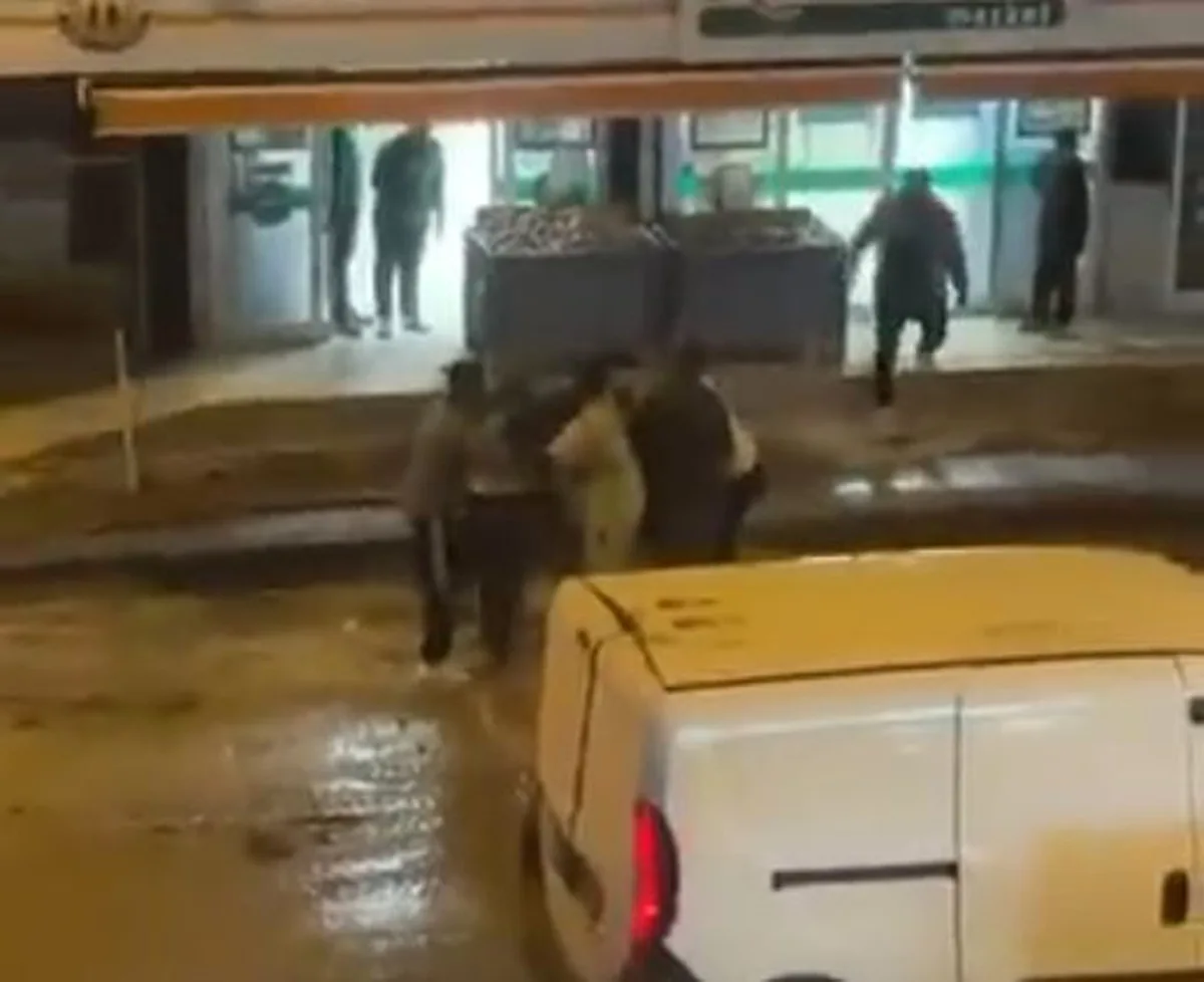 Ankara Polatlı'da kaldırım işçileri kavga etti, diğer işçiler ayırdı