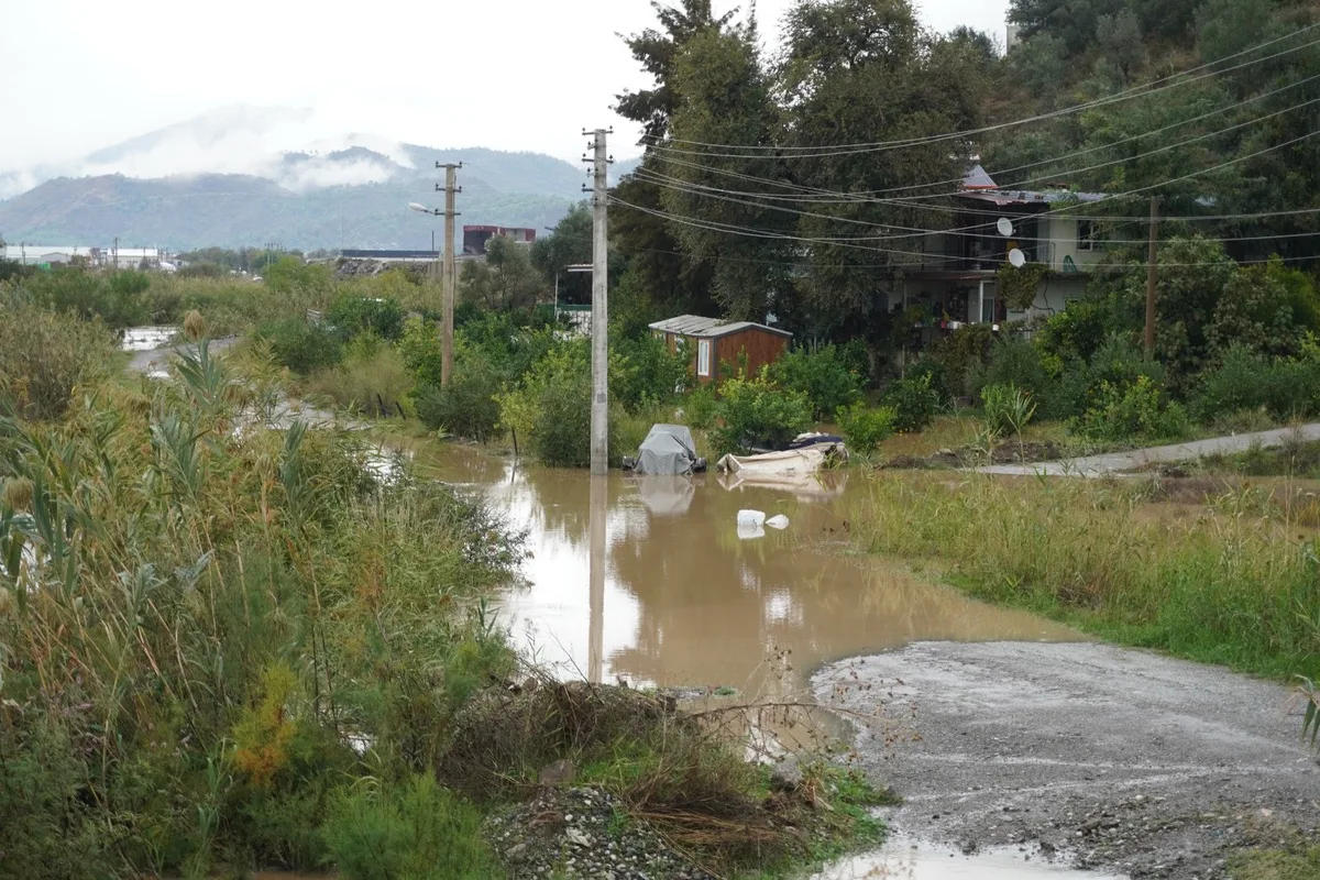 Muğla'da sağanakta ekipler 94 ihbara müdahale etti, 5 kişi ve 33 hayvan kurtarıldı