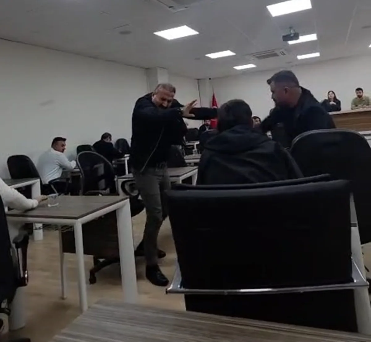 Şırnak Silopi'de belediye meclisinde ek bütçe tartışması kavgaya dönüştü