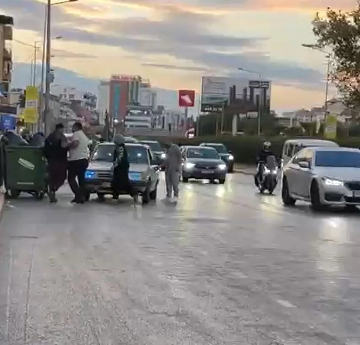 İzmir Çiğli'de otomobili tekmeleyen motosiklet sürücüsüne 180 bin lira ceza verildi