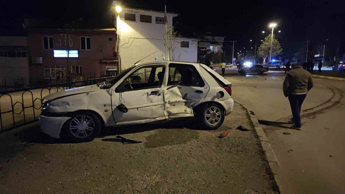 Yalvaç'ta iki otomobil kavşakta çarpıştı, 3 kişi yaralandı; kaza anı kameraya yansıdı