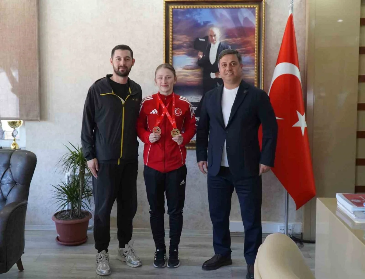 Avrupa şampiyonu karateci Nurbade Büber, İl Müdürü Öztürk tarafından ödüllendirildi