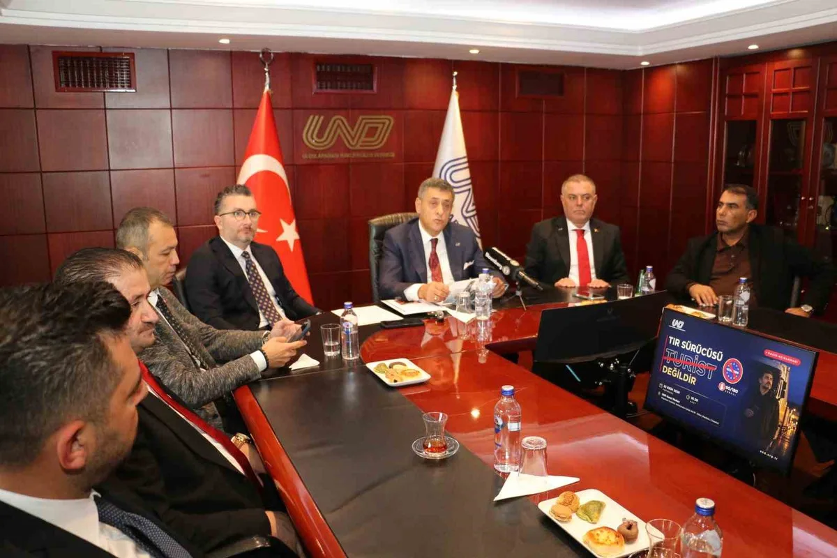 UND, Avrupa sınırlarında TIR kuyruklarının 16 kilometreye ulaştığını bildirdi