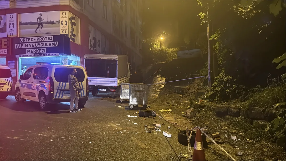 Zonguldak'ta metruk binanın bir bölümü yağış nedeniyle çöktü