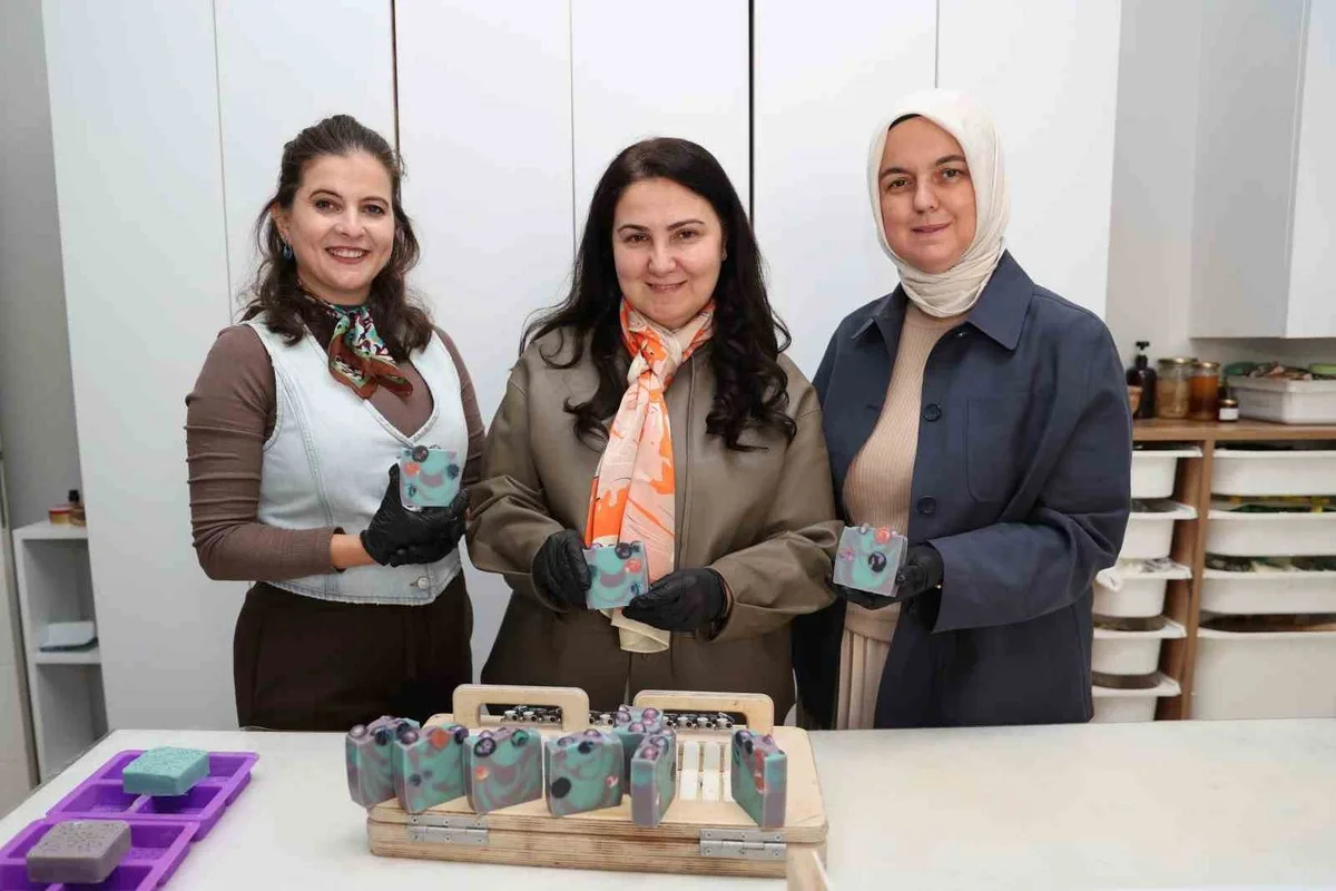 Vali eşi Elif Makas, Düzce'de bitkisel kozmetik üreten kadın girişimciyi ziyaret etti