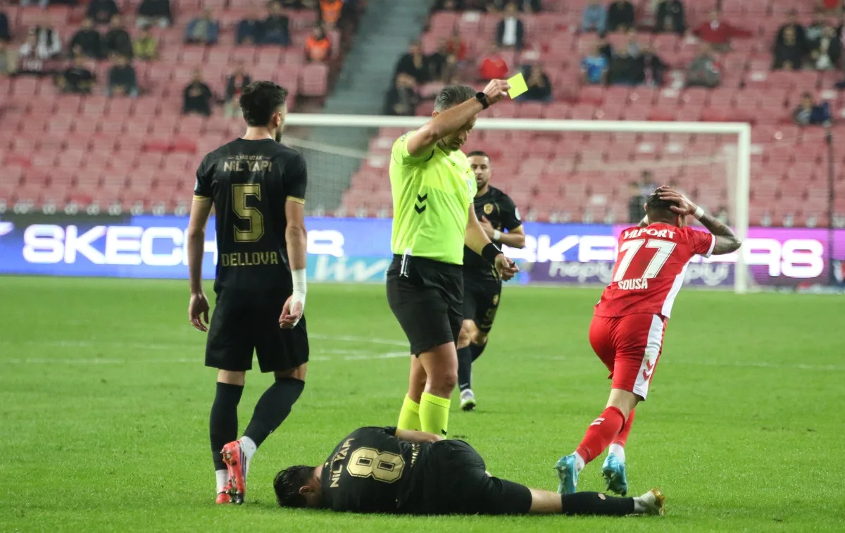 Samsunspor, Amed'e 2-1 yenildiği maçta hakem kararları için TFF'ye çağrı yaptı