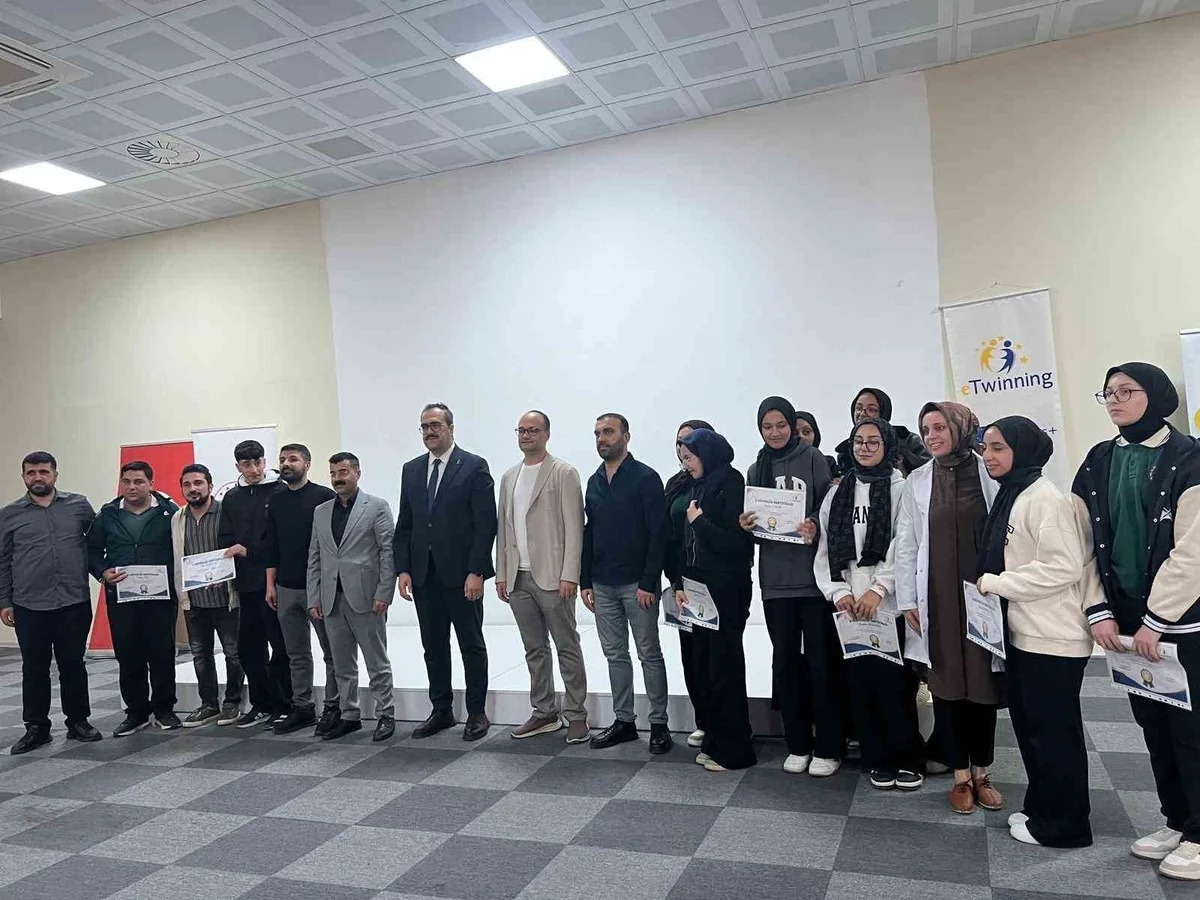 Bingöl Genç'te öğrencilere eTwinning projesi kapsamında e-güvenlik semineri verildi