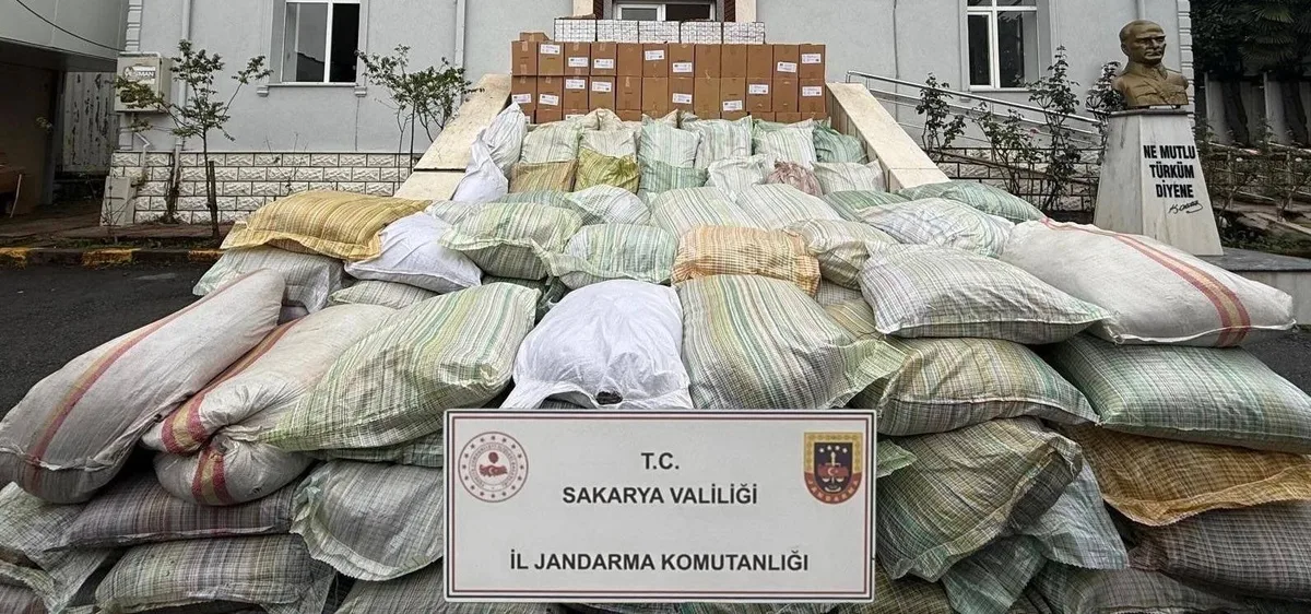 Sakarya Serdivan'da jandarma operasyonunda 4 ton kaçak tütün ele geçirildi