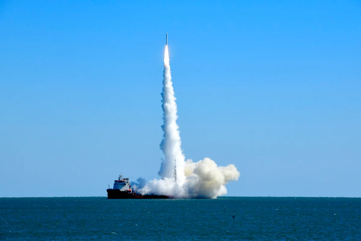 Çin, Rizhao açıklarında denizden CERES-1 Y8 roketiyle yeni uyduyu yörüngeye gönderdi