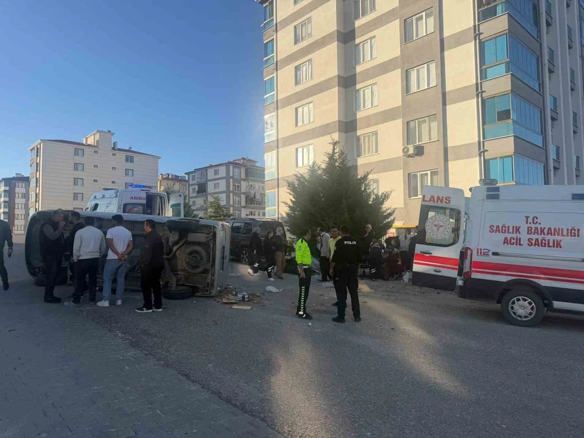 Eskişehir Sivrihisar'da çarpışan minibüs yan yattı, 5 kişi hafif yaralandı