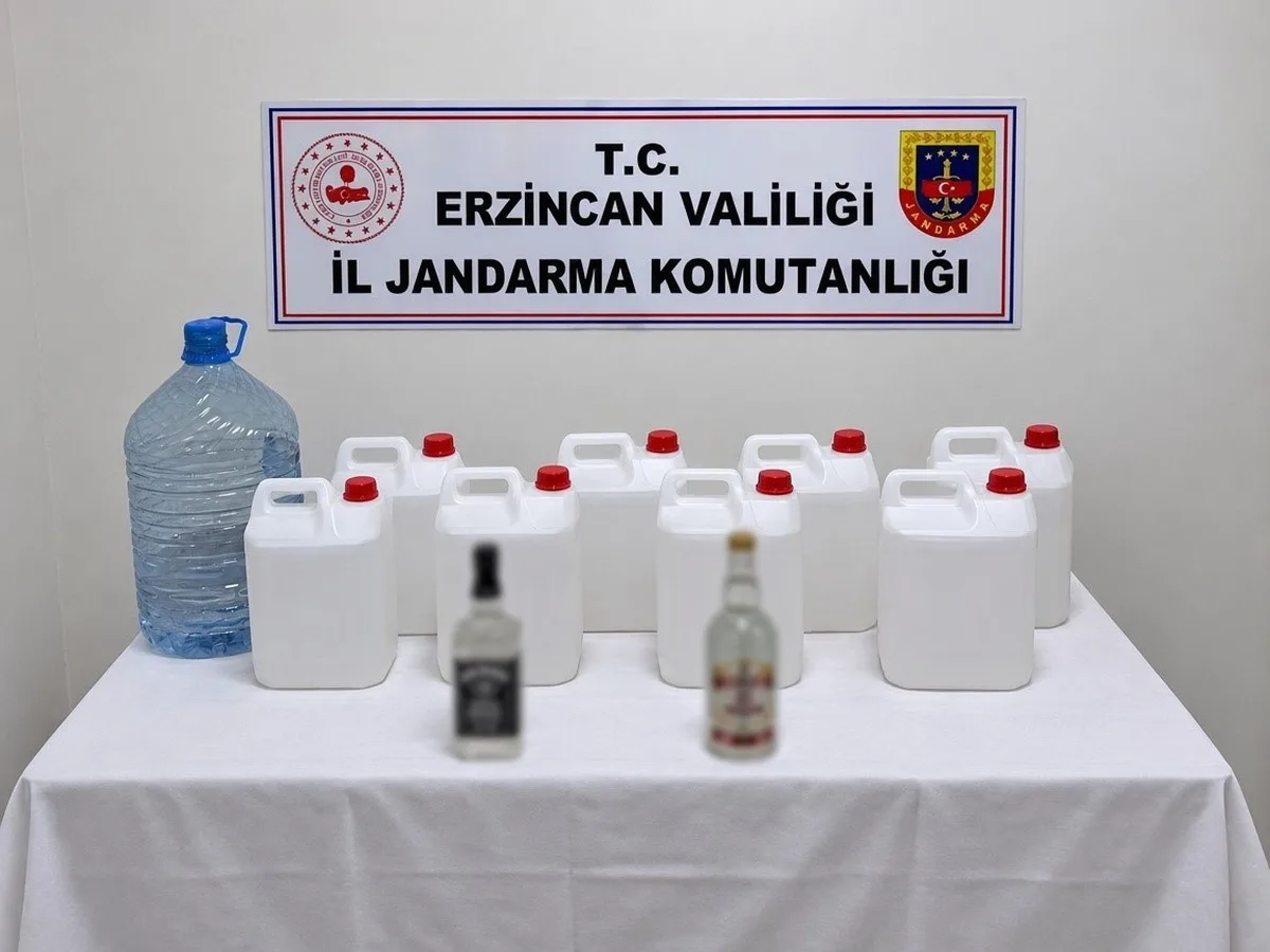 Erzincan Çağlayan'da operasyonda 40 litre etil alkol ile 15 litre sahte rakı bulundu