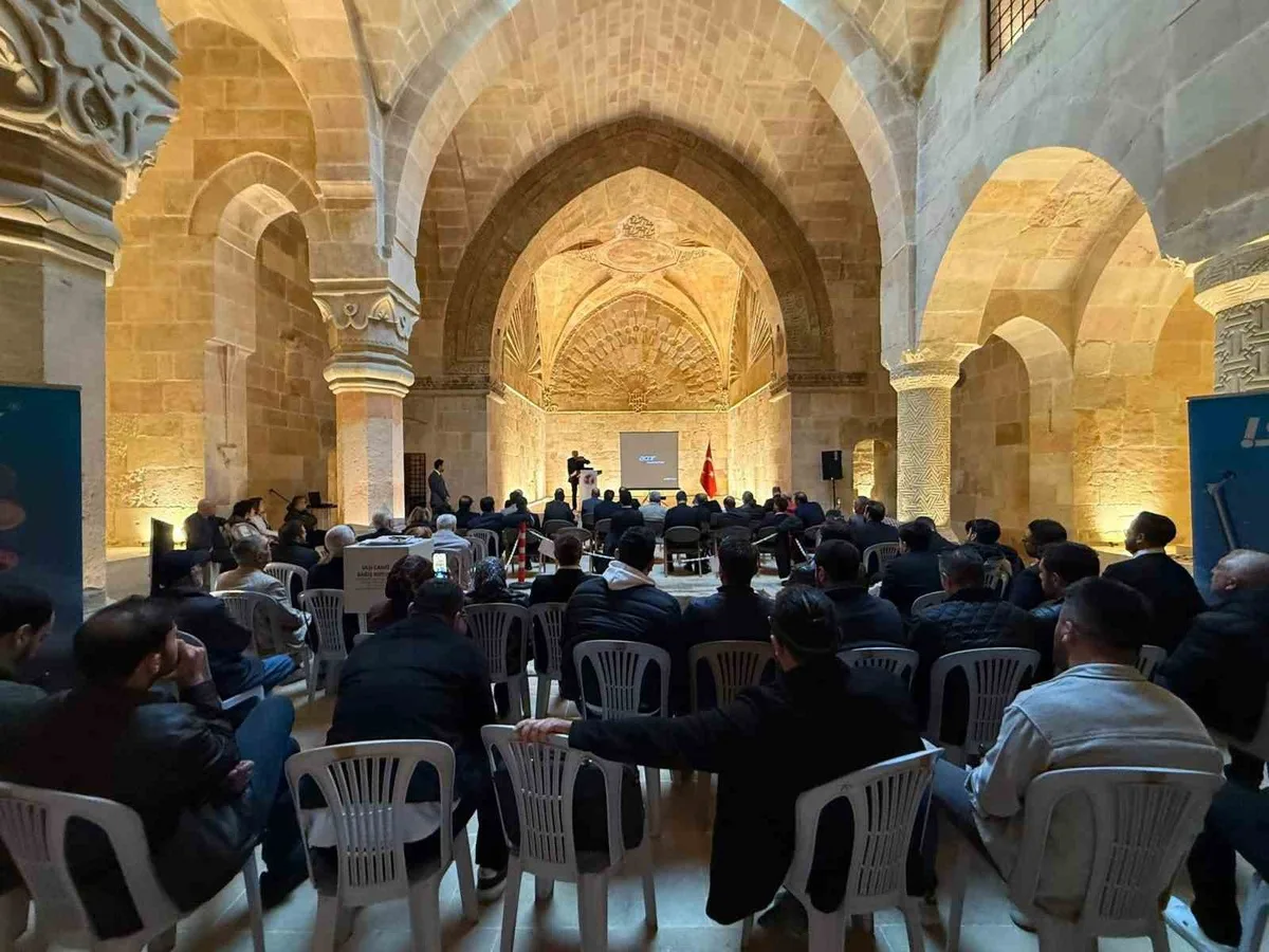 TUSYAD'ın diz artrozu toplantısı Divriği Ulu Camii ve Darüşşifasında yapıldı