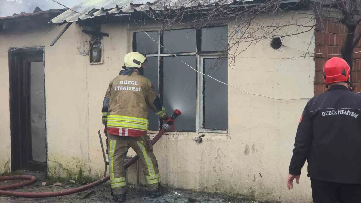 Düzce Çamköy'de sobadan çıkan yangında tek katlı ev kullanılamaz hale geldi