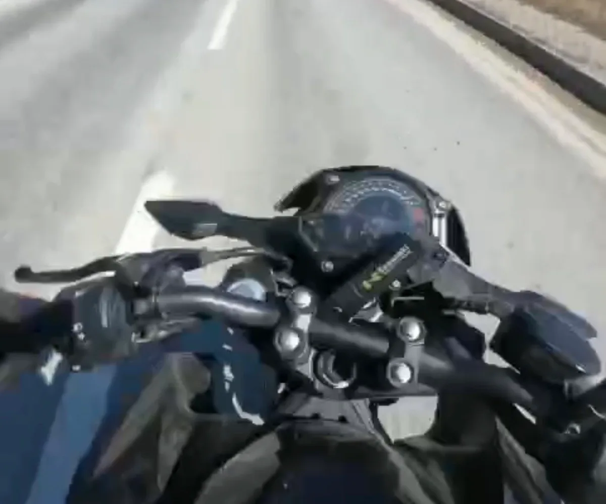 Eskişehir'de motosiklet sürücüsünün yere savrulduğu anlar kask kamerasına yansıdı
