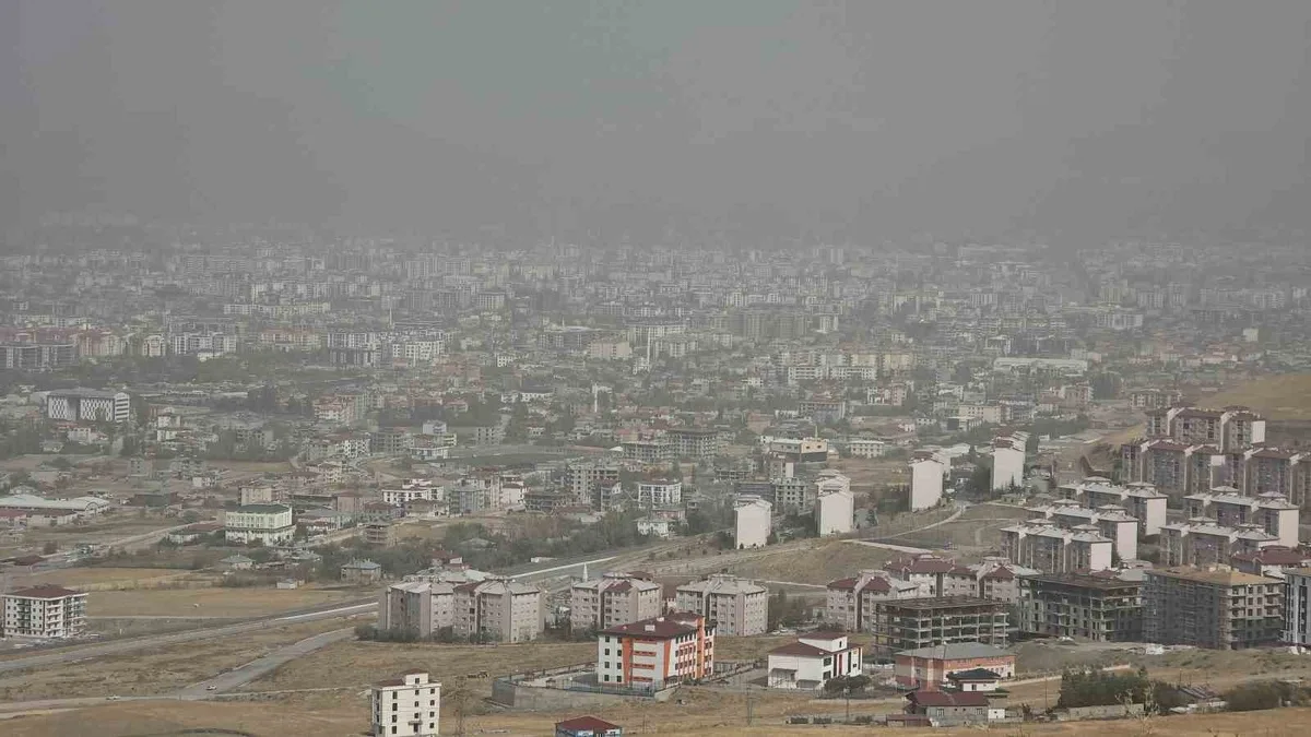 Van'da Basra Körfezi'nden gelen toz bulutları görüş mesafesini düşürdü
