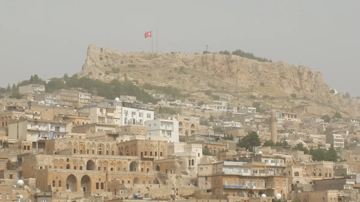 Mardin'de toz taşınımı tarihi yapıları ve araçları kapladı, görüş mesafesi düştü