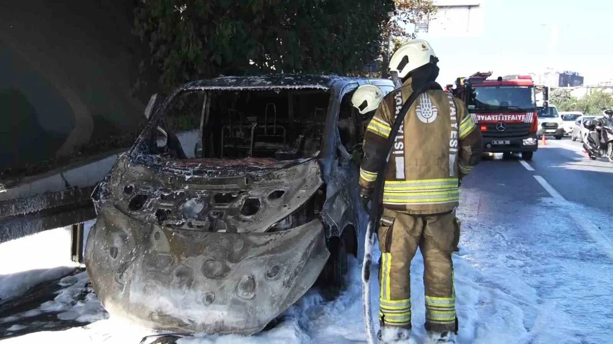 Bayrampaşa'da yanan panelvan kullanılamaz oldu, sürücü 2 saat önce servisten çıktı