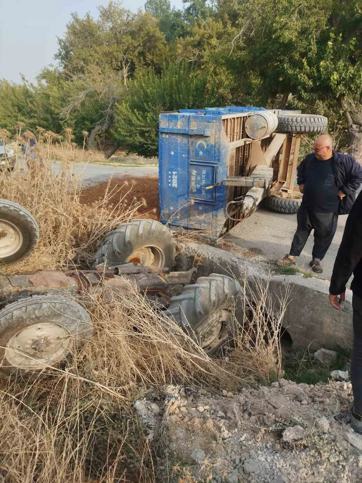 Gaziantep Nizip'te toprak yüklü traktör dereye uçtu, sürücü yaralandı