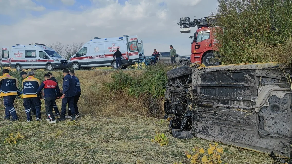 Adıyaman Gölbaşı'nda taksi şarampole devrildi, 5 kişi yaralandı