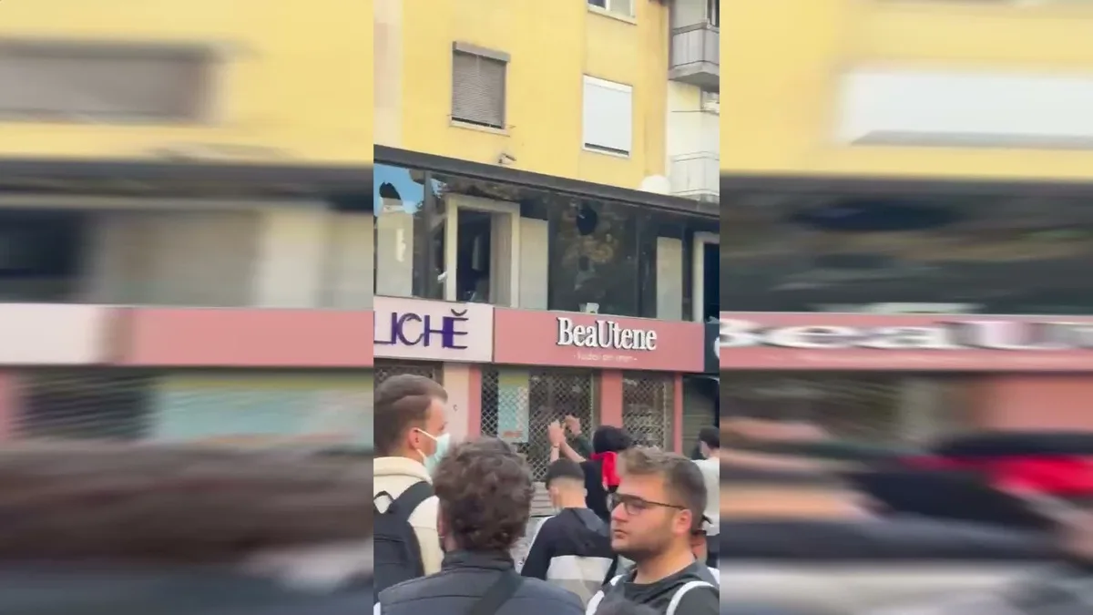 Tiran'da öğrenci eylemlerinin ikinci gününde Eğitim Bakanlığı binası ateşe verildi