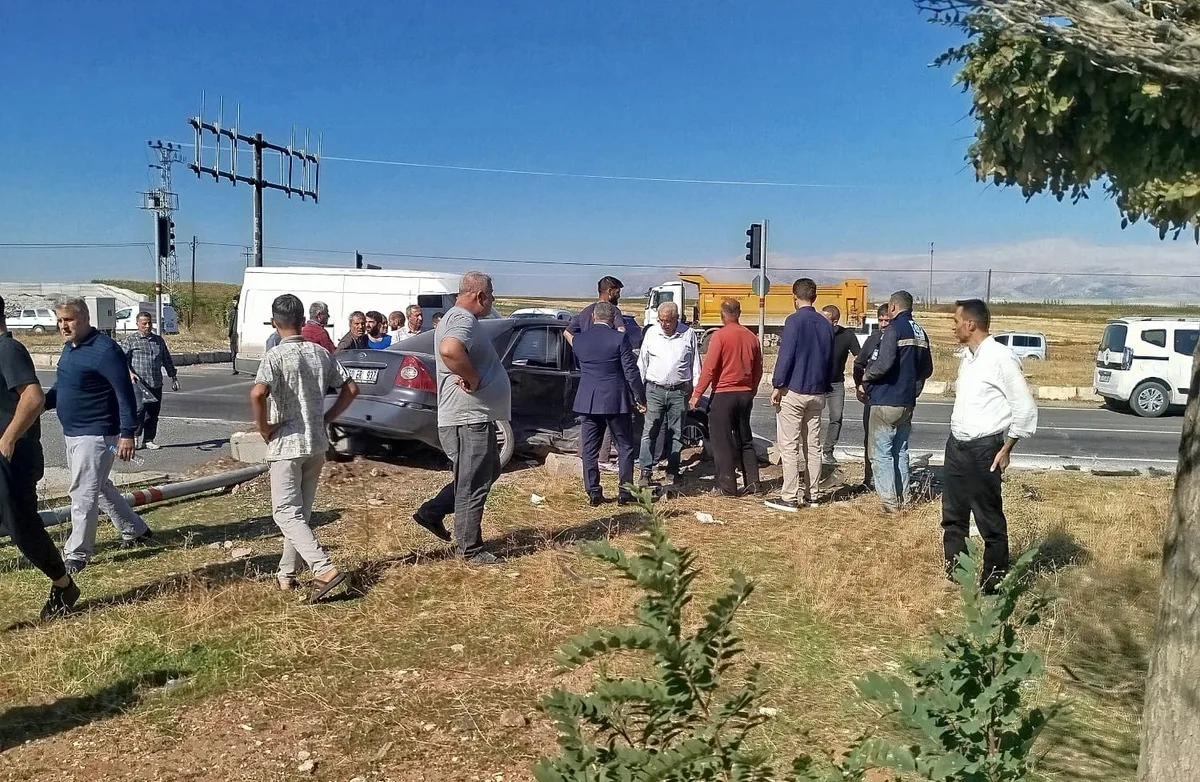 Adıyaman'da iki otomobilin çarpıştığı kazada 3 kişi yaralandı