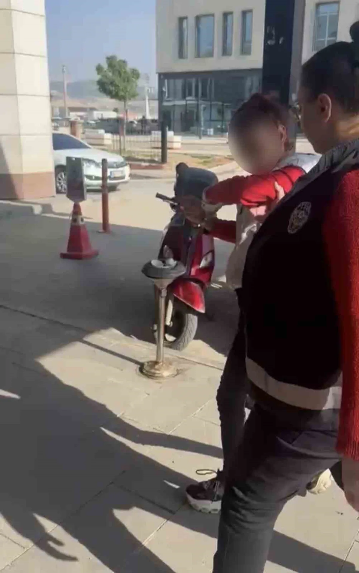 Adıyaman'da çöpte yemek yiyen kediye taşla vuran kadın yakalanıp adliyeye sevk edildi