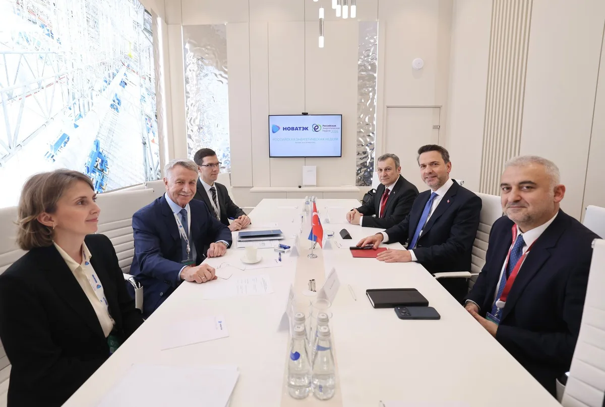Bakan Bayraktar, Novatek Yönetim Kurulu Başkanı Mikhelson'la LNG iş birliğini görüştü