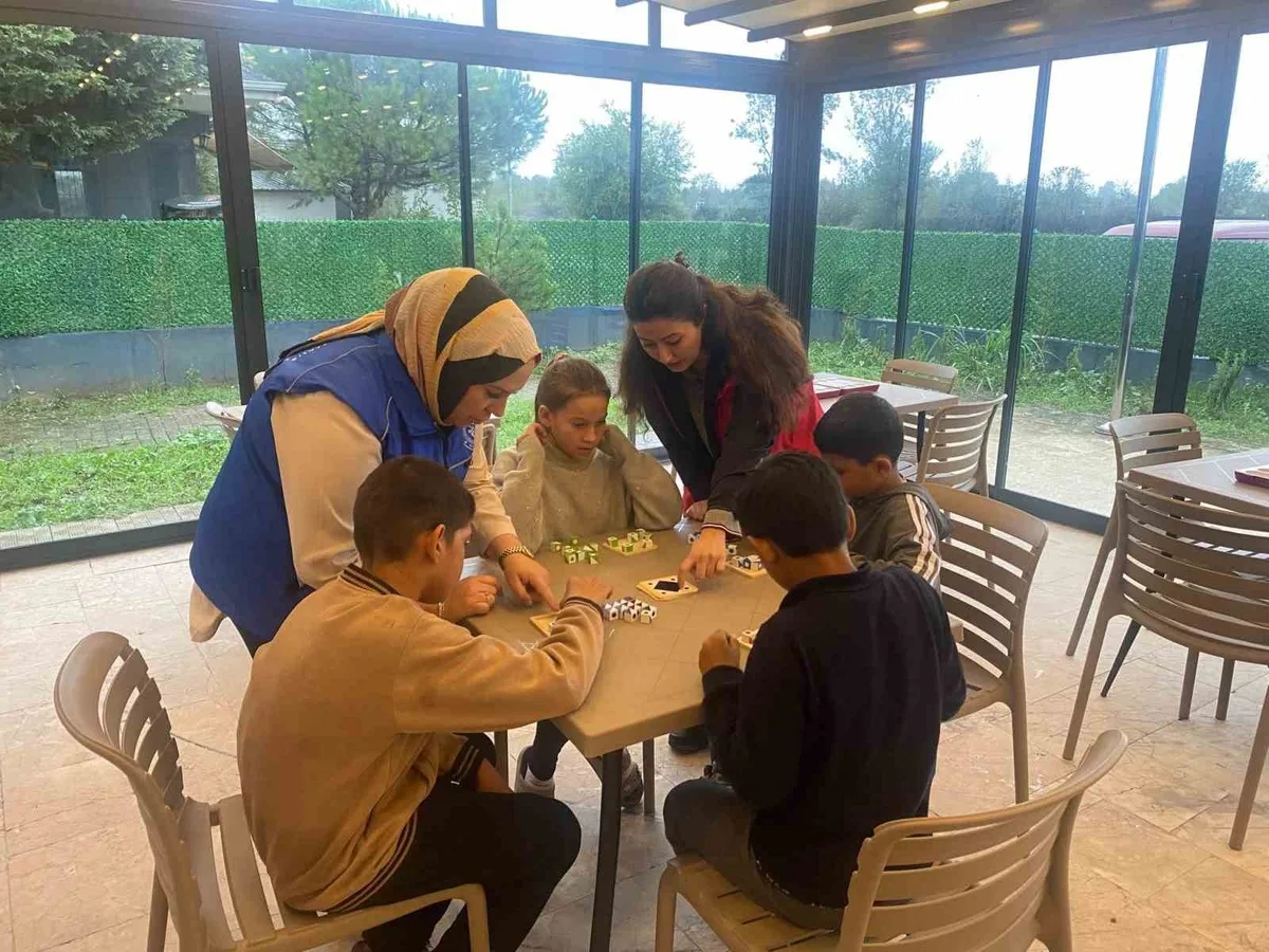 Düzce Çamköy TOKİ'de çocuklara akıl ve zeka oyunları etkinliği düzenlendi.