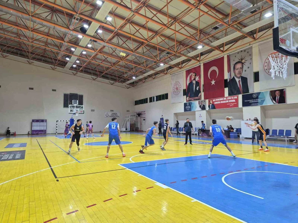 Burhaniye'de Cumhuriyet Kupası 3x3 basketbol turnuvası nefes kesti