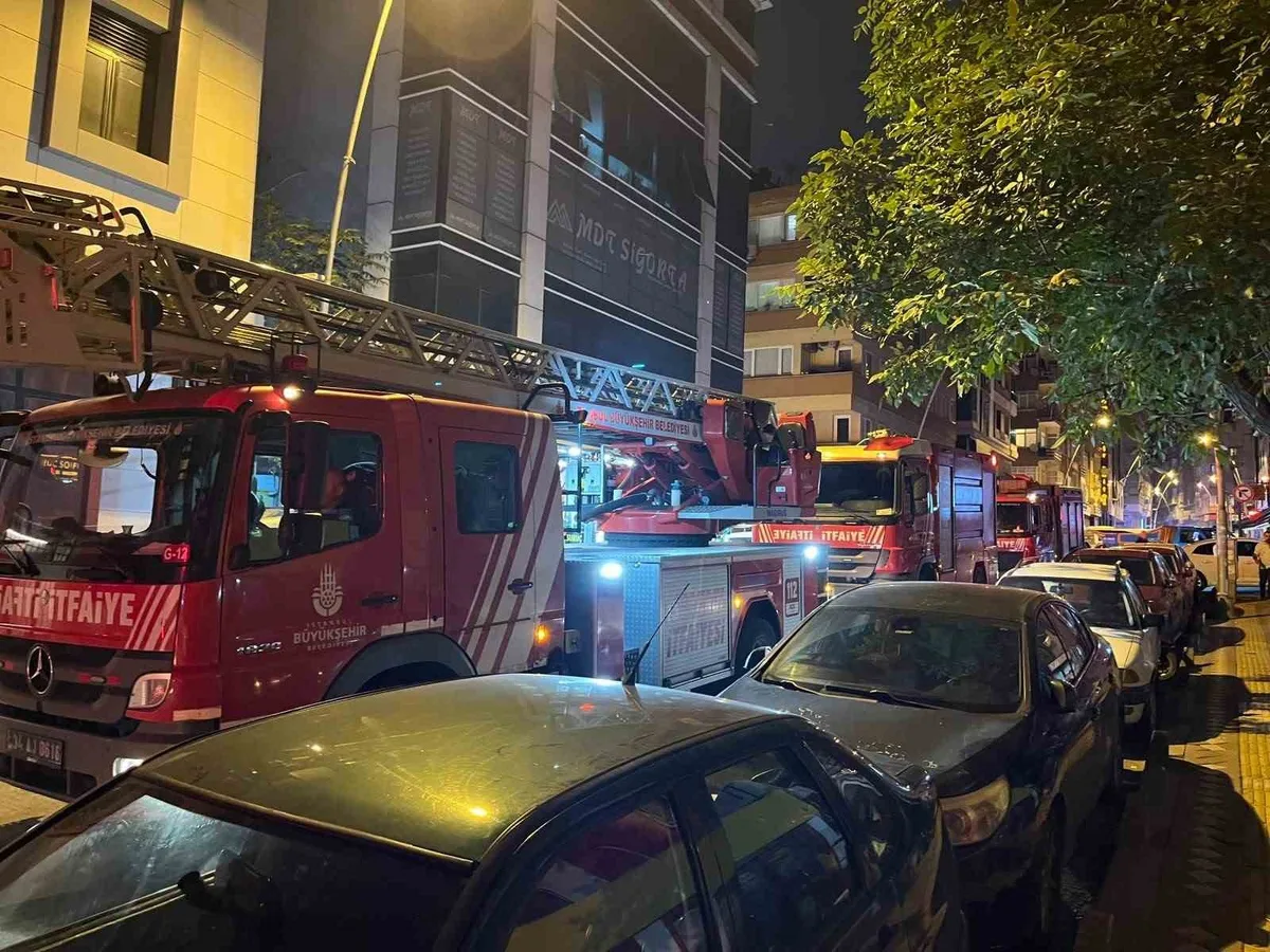 Bahçelievler'de 6 katlı apart otelde çıkan yangın kimse yaralanmadan söndürüldü