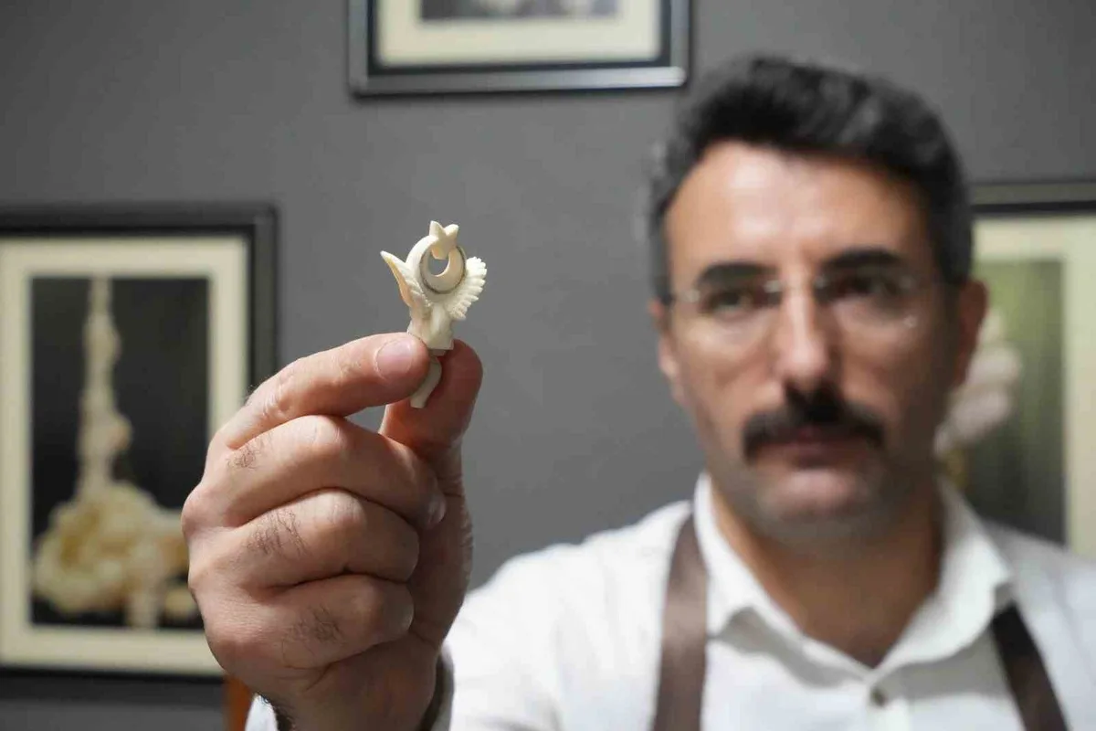Erzurum'da güvenlik görevlisi Ramiz Bulut, Oltu taşını tespihlere işliyor