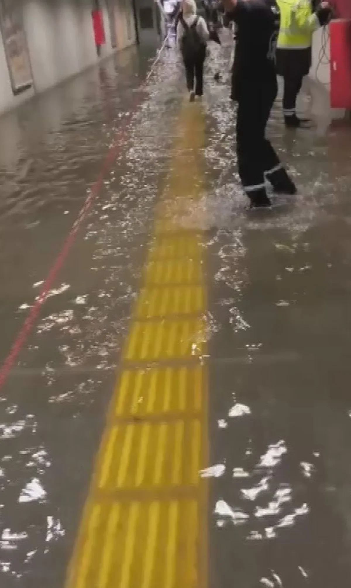 İstanbul'da sağanak Esenler, Zincirlikuyu ve Topkapı'da metro, alt geçitleri su bastı