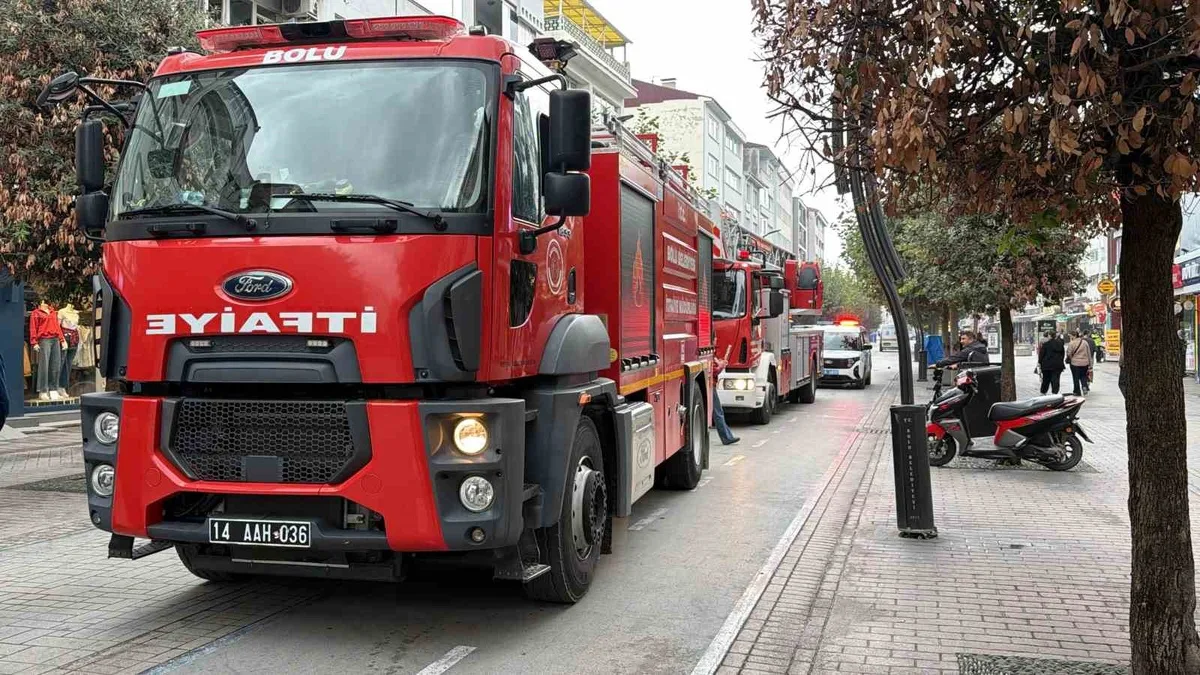 Bolu'da kozmetik iş yerinde kablolardan duman yükseldi, itfaiye olası yangını önledi