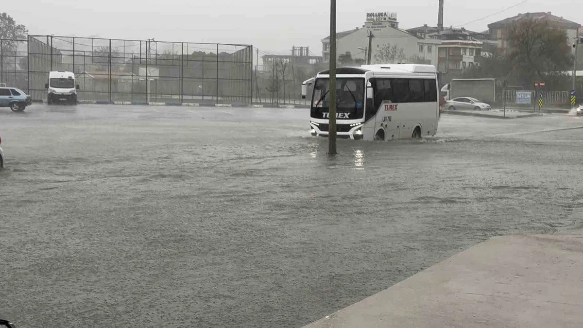 Arnavutköy'de Alibey Deresi taştı, yollar su altında kaldı, bir araç mahsur kaldı