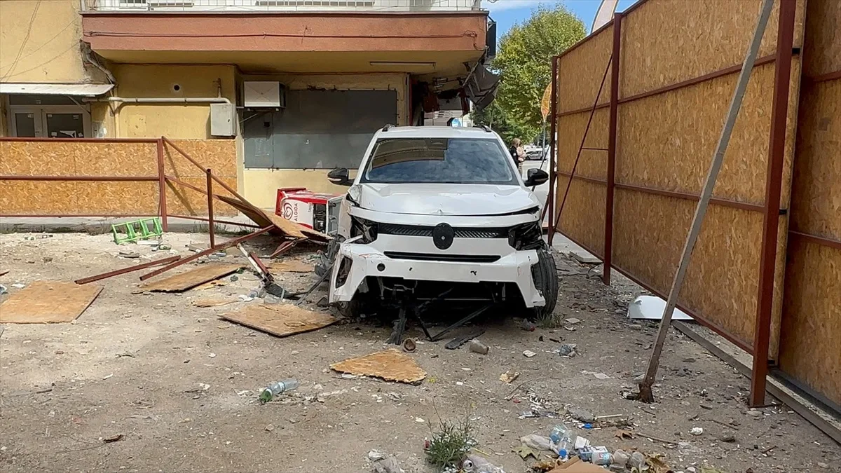 Niğde'de fren yerine gaza basan sürücünün aracı, kişiye çarpıp inşaat alanına girdi