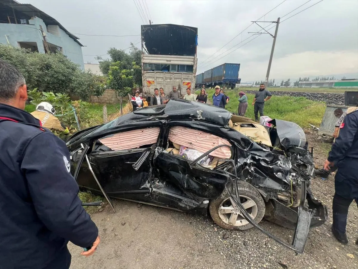 Hatay Dörtyol'da yük treni otomobile çarptı, 2 kişi ağır yaralandı