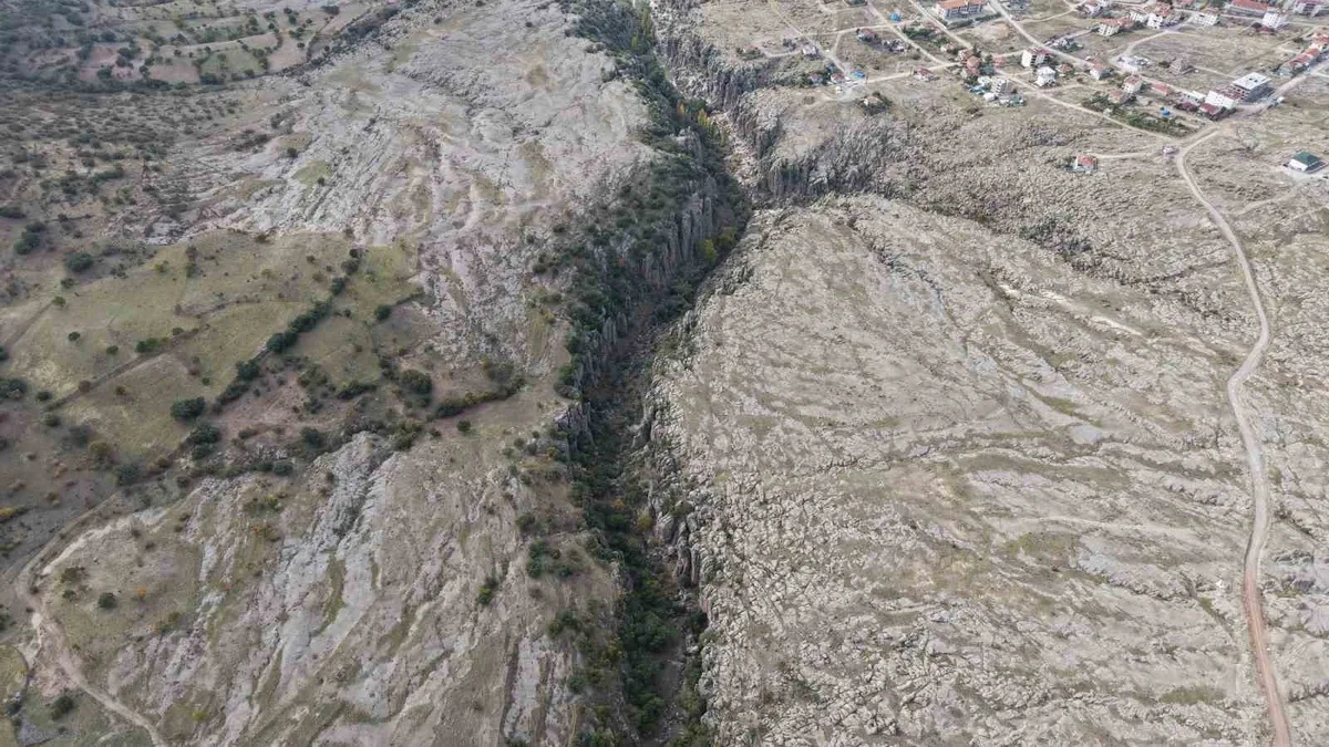 Aksaray Güzelyurt'taki Manastır Vadisi 28 kilise ve oyma evleriyle ilgi çekiyor