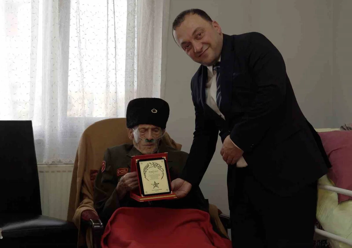 Trabzon'da akademisyenler 103 yaşındaki Kore gazisi Uzun'u ziyaret etti