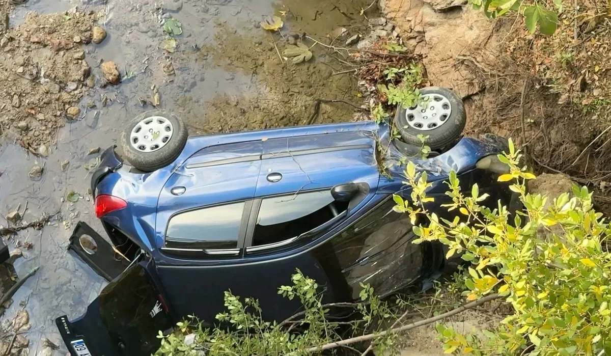 Aydın Efeler'de otomobil sığ dereye uçtu, araçtaki 3 kişi yaralandı