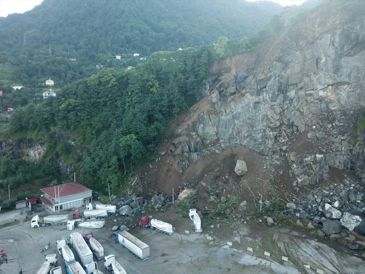 Artvin Hopa'da heyelanda tır parkına kaya düştü, 1 kişi hayatını kaybetti