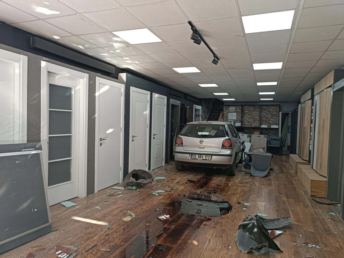 İzmir Konak'ta otomobil iş yerine daldı, sürücü ve çalışanlar yara almadı