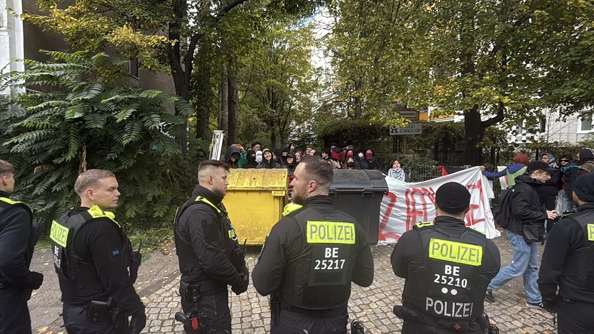 Berlin'de öğrenciler eğitim kesintilerine ve zorunlu askerliğe karşı gösteri yaptı