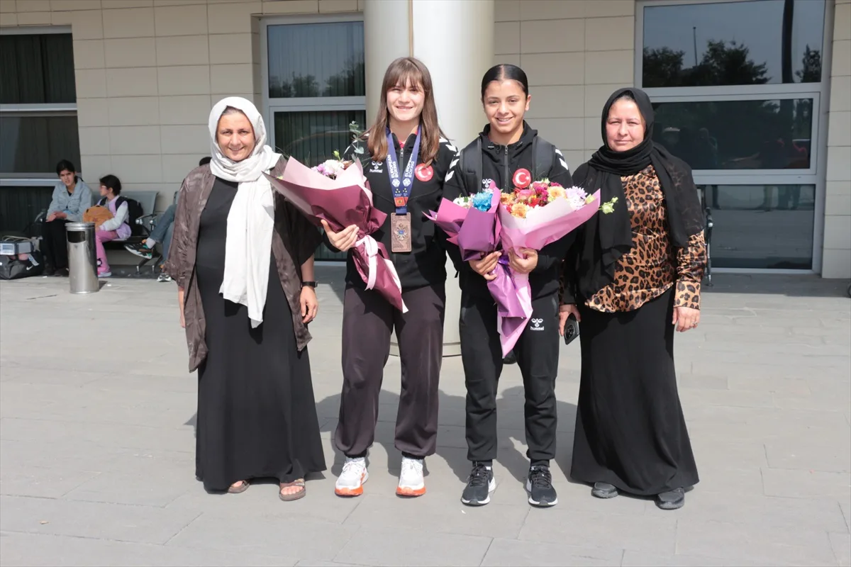 Avrupa Boks Şampiyonası'nda bronz alan Sudenur Yalgattekin Şırnak Cizre'de karşılandı