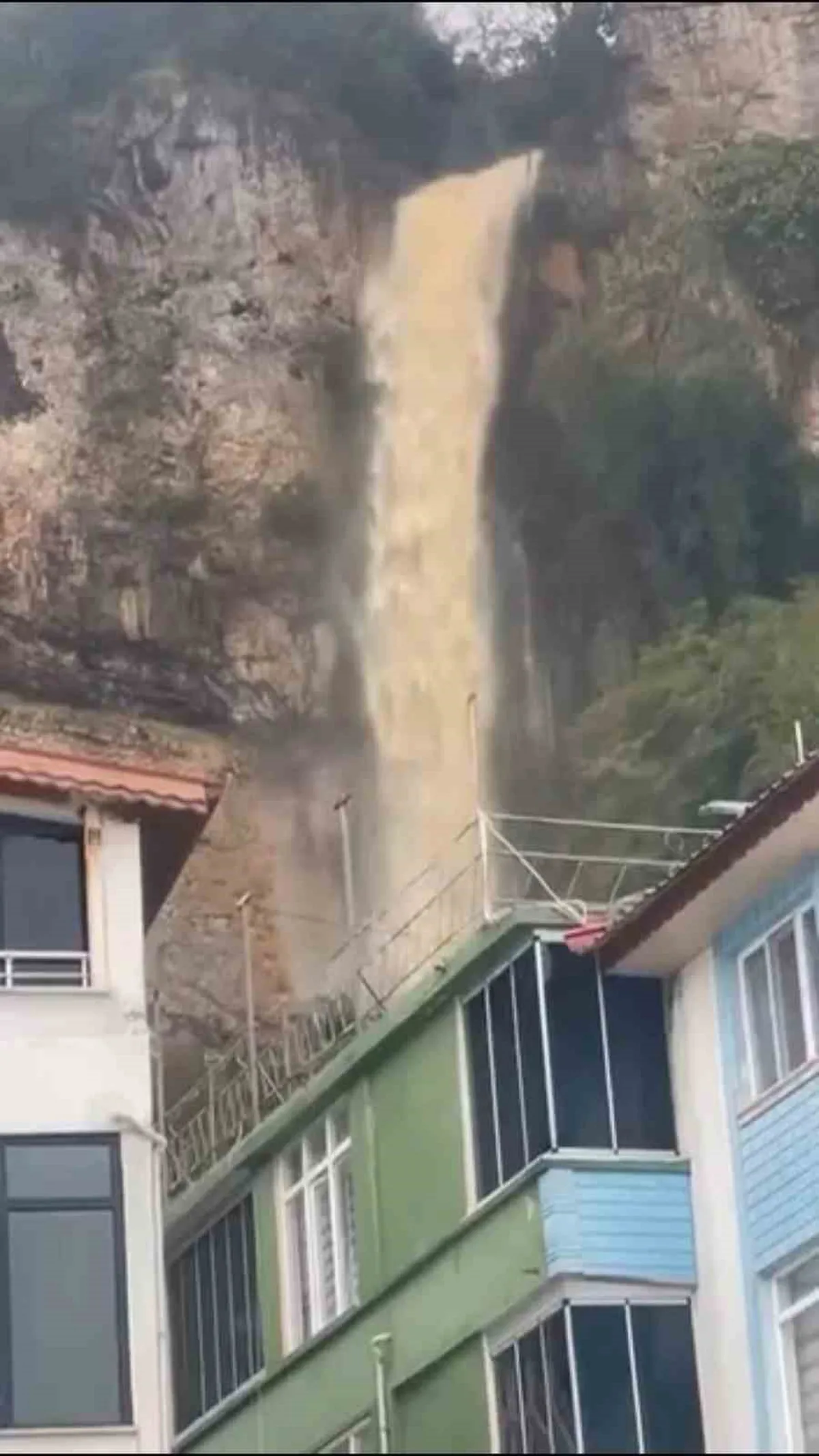 Bartın'da sağanak şelale oluşturdu, mazgaldan çıkan fare çevredekileri korkuttu