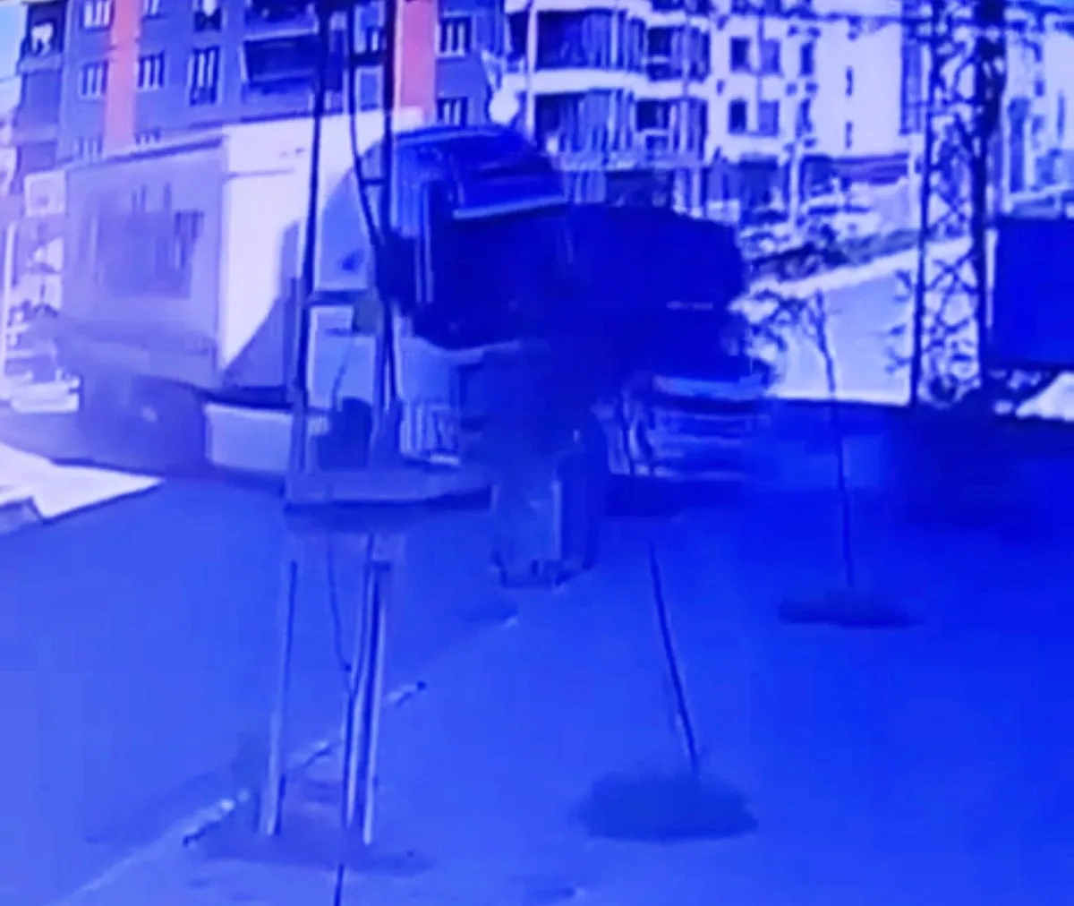 Iğdır'da tartışma sonrası tırın hafif ticari aracı sürüklediği anlar kameraya yansıdı